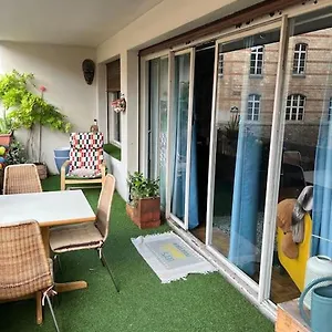 Grand Avec Balcon Et Parking Gratuit Sur Place Appartement