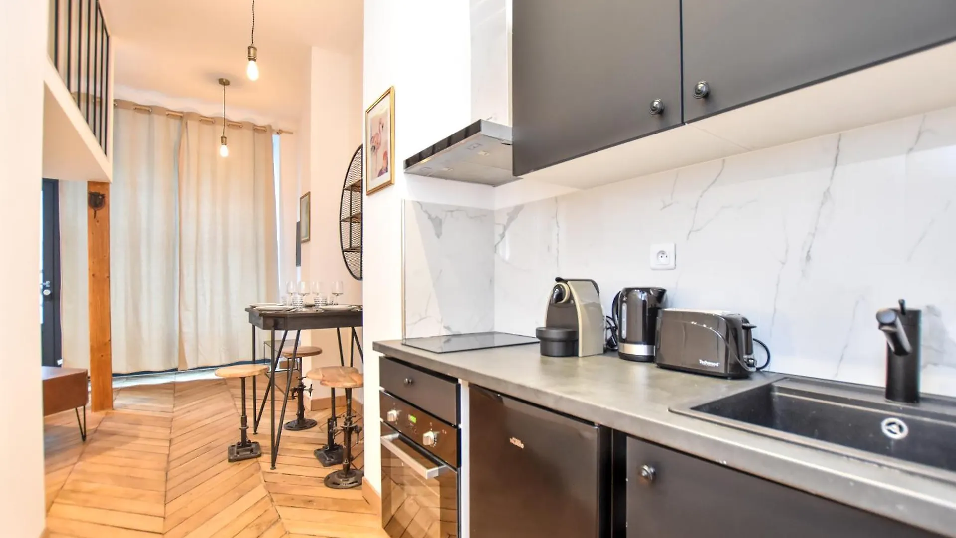 Cozy Nest Just Steps Away From The Lively Nation District Apartment Paris