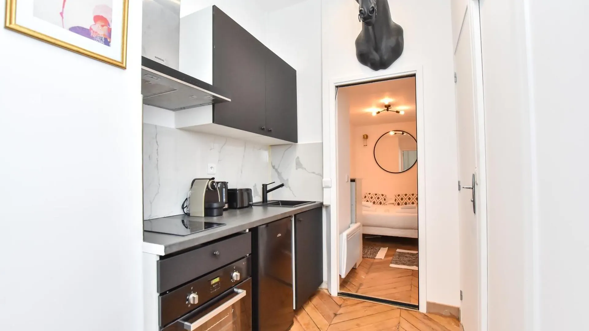 Cozy Nest Just Steps Away From The Lively Nation District Apartment Paris